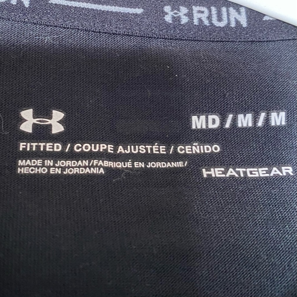 Under Armour HeatGear Running/ Gym Shirt , Size M  Fitted - Picture 3 of 5